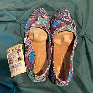 NWT Tom’s Slip-on Canvas Shoes Size 6.5